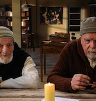 Padre Amédée e padre Luc, fra i protagonisti del film.  