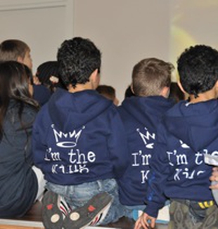 I bambini con la maglietta del Centro.