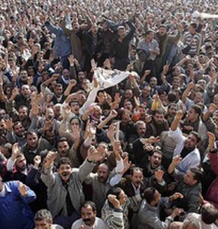 Manifestanti in piazza al Cairo.