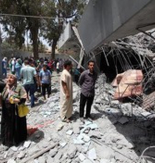 Tripoli, i resti di un edificio colpito da un missile.
