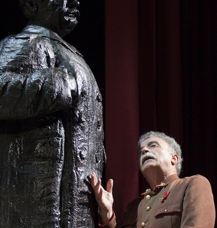 Stalin a dialogo con la statua di Lenin.