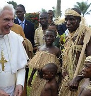 Benedetto XVI nel suo ultimo viaggio in Africa.