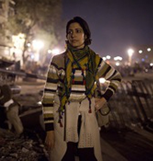 Una donna in piazza Tahrir dopo gli scontri.