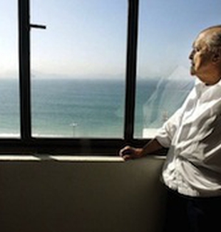 Niemeyer guarda la spiaggia di Copacabana <BR>dal suo studio a Rio de Janeiro.