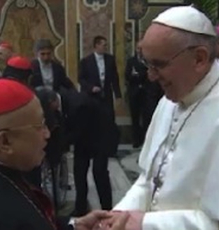 Il Papa saluta i Cardinali. 