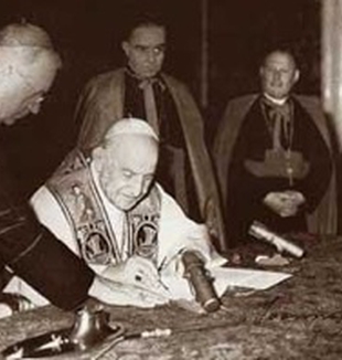 Giovanni XXIII firma l'enciclica <em>Pacem in terris</em>.