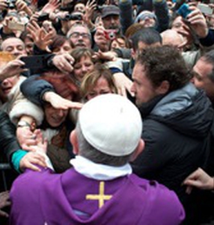 Papa Francesco tra la folla.