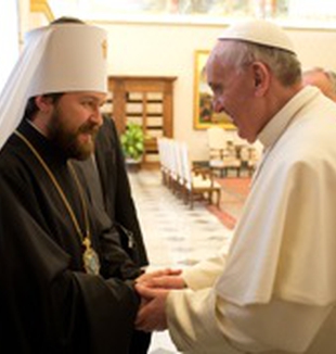 Il metropolita Ilarion con Papa Francesco.
