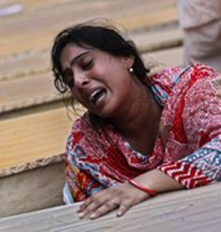 Il pianto di un donna dopo l'attacco suicida in una <br>chiesa a Peshawar, in Pakistan.