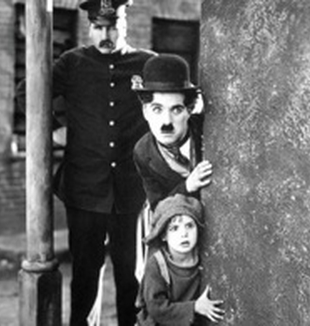 Charlie Chaplin in una scena de <em>Il Monello</em>.