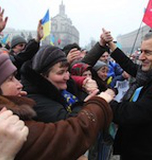 Bernard Henri Levy tra i manifestanti di Kiev.