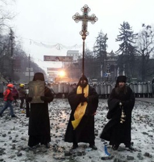 Alcuni monaci in piazza per fermare le violenze.