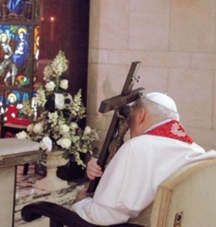 Giovanni Paolo II nel suo ultimo Venerdì Santo.