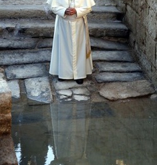Papa Francesco sulle rive del Giordano.