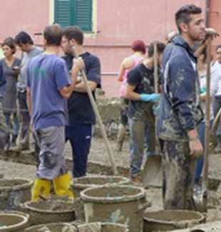 Gruppo di volontari a Genova.