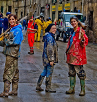 Un gruppo di volotari a Genova.