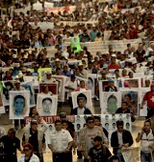 Il corteo per i 43 studenti uccisi in Messico.