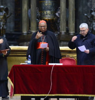 il cardinale John Onaiyekan nel Duomo di Milano. 
