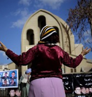 Una donna cristiana copta in preghiera. 