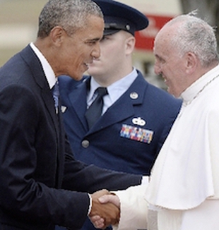 Il presidente Obama accoglie papa Francesco.