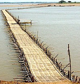 Il ponte di bambù sul fiume Mekong.