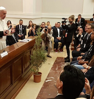 Papa Francesco all'incontro in Vaticano.
