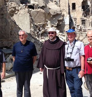 Padre Ibrahim Alsabagh con il gruppo di amici italiani