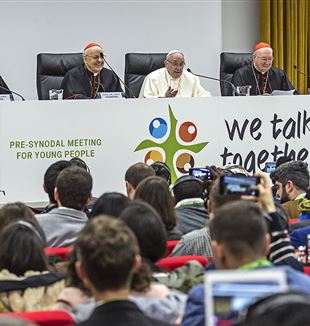 Papa Francesco parla ai giovani del pre-sinodo