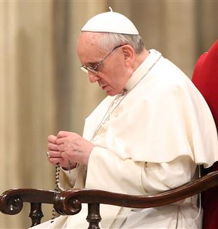 Papa Francesco recita il Rosario