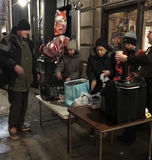 I volontari di One City Mission con gli homeless di New York.