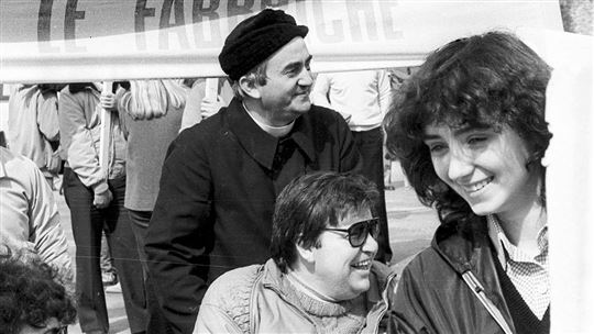 Sandra insieme a don Oreste Benzi nel 1979 (Foto: Riccardo Ghinelli)