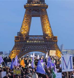 Parigi, le manifestazioni dopo la revisione della Costituzione (Foto Vincent Isore/IP3 via ZUMA Press/Ansa)