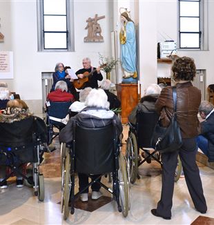 Il canto insieme durante la caritativa con gli anziani a Ravenna