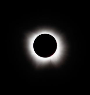 L'eclissi solare dell'8 aprile scorso (Foto Ansa/Omar Lopez/ZUMA Press Wire)