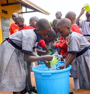 La vita a scuola dei ragazzi beneficiari del sostegno a distanza in Uganda (Foto Emmanuel Museruka/Avsi)