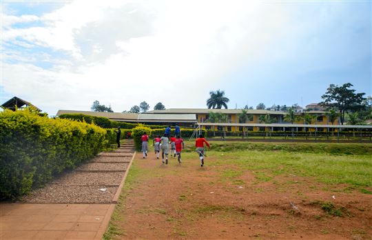Nel cortile della Luigi Giussani Primary School (Foto Emmanuel Museruka/AVSI)