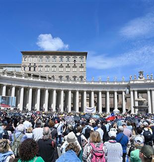 Piazza San Pietro durante il Regina Caeli domenica 5 maggio 2024 (Riccardo Antimiani/Ansa)