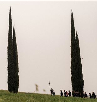 La via Crucis al Triduo di GS (Foto Denis Billi/Fraternità CL)