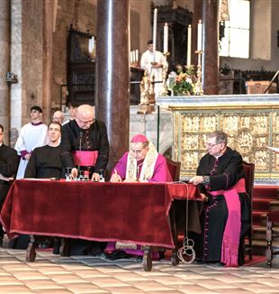 Monsignor Mario Delpini firma i documenti per l'apertura della Fase testimoniale. Alla sua destra, monsignor Ennio Apeciti (Foto Pino Franchino/Fraternità CL)